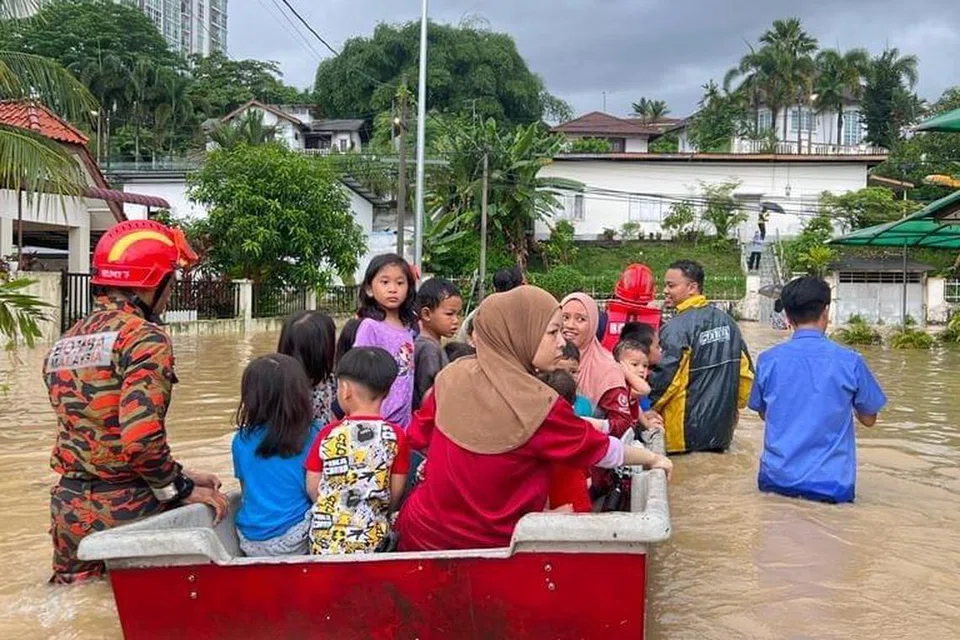 TINDAKAN PANTAS: Anggota Jabatan Bomba dan Penyelamat Malaysia membantu menyelamatkan guru dan kanak-kanak Taman Bimbingan Kanak-Kanak (Tabika) di Kampung Mohd Amin, Johor Bahru, dalam kejadian banjir kilat pada 6 Disember.