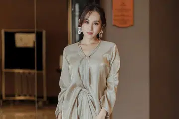 MEMENDAM RASA: Sophia Albarakbah masih belum pulih daripada perpisahan dengan teman lelakinya. 