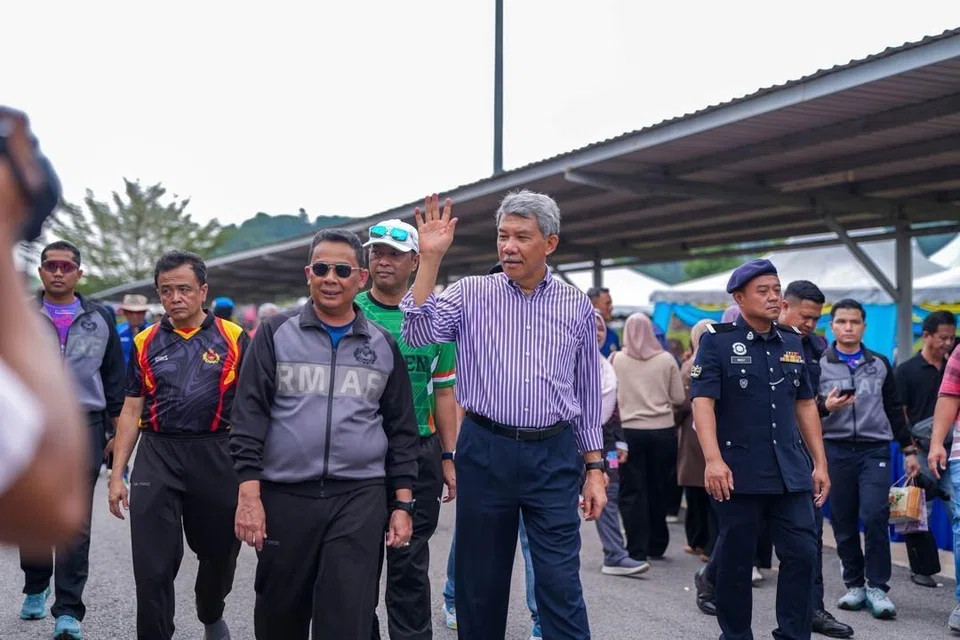 Menteri Luar Malaysia, Datuk Seri Mohamad Hasan (melambai) ketika hadir pada Karnival Hari Keluarga Pangkalan Udara Sendayan 2026 di Negeri Sembilan, pada 19 Julai.