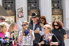 Para ibu bapa yang kehilangan anggota keluarga akibat bunuh diri gara-gara ketagih media sosial, berhimpun untuk mengikuti perbicaraan di luar Mahkamah Tinggi Los Angeles, Amerika Syarikat, pada 25 Mac 2025.