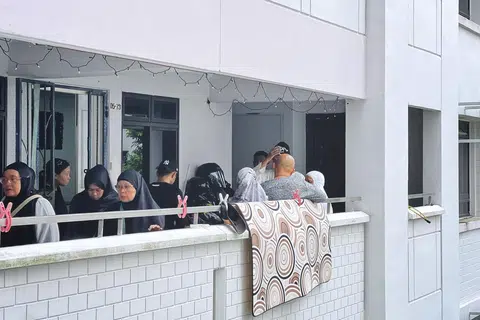 Ramai ahli keluarga kelihatan menziarah rumah arwah di Bukit Panjang pada 23 Mac.