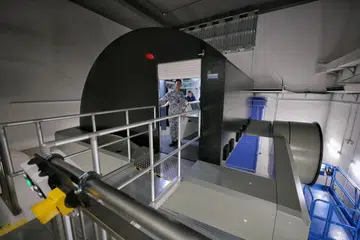 Simulator Jurulatih Penyelam Kapal Selam melatih kru kapal selam Angkatan Laut Republik Singapura (RSN) cara pergerakan kapal selam kelas Invincible.