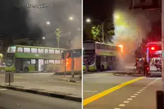 ENJIN TERBAKAR: Sebuah bas dua tingkat kelihatan terbakar, di bahagian enjin, di sebuah simpang Tampines Avenue 4 dan Tampines Avenue 3.