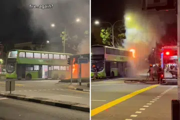 ENJIN TERBAKAR: Sebuah bas dua tingkat kelihatan terbakar, di bahagian enjin, di sebuah simpang Tampines Avenue 4 dan Tampines Avenue 3.