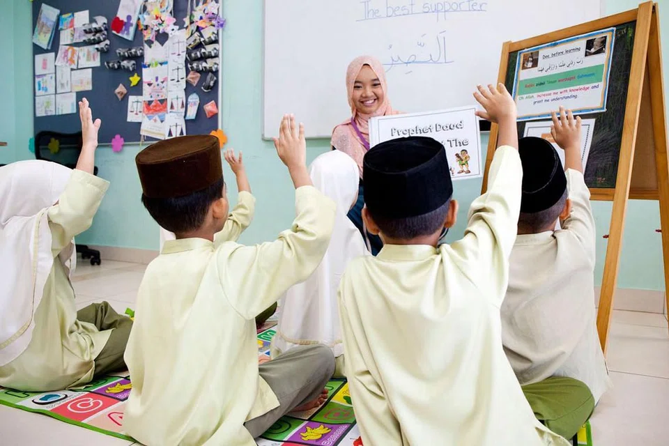 LEBIH BERSIFAT SEMASA: Madrasah sambilan di masjid-masjid telah dirombak dan sukatan pelajaran di bawah program aLIVE mengambil kira konteks semasa, termasuk menyampaikan dalam bahasa Inggeris. - Foto fail