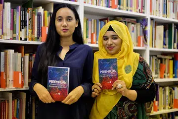 CERITA PEREMPUAN: Buku bertajuk 'Perempuan: Muslim women in Singapore speak out' yang memaparkan lebih 30 kisah cabaran wanita Islam muda di Singapura antaranya merangkumi kisah yang disumbang oleh Cik Diana (kiri) dan Cik Nurul Huda. - Foto IMAN ALIF