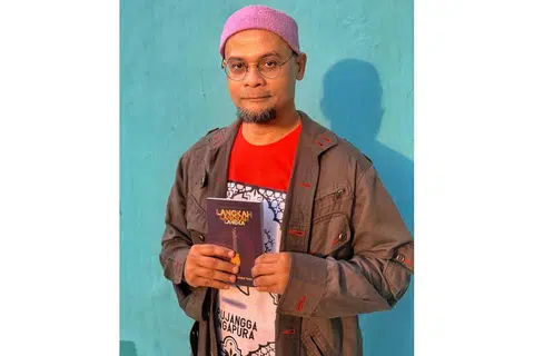 KUMPULAN PUISI PERTAMA KHAIR: Selepas hampir berpuluh-puluh tahun berkecimpung sebagai penulis lirik, akhirnya Khair hadir dengan buku Langkah-Langkah Langka. Diterbitkan pada 2019 oleh syarikat Unggun Creative, buku ini mengandungi 52 puisi yang berada pada tahap tersendiri. - Foto ihsan MOHD KHAIR MOHD YASIN