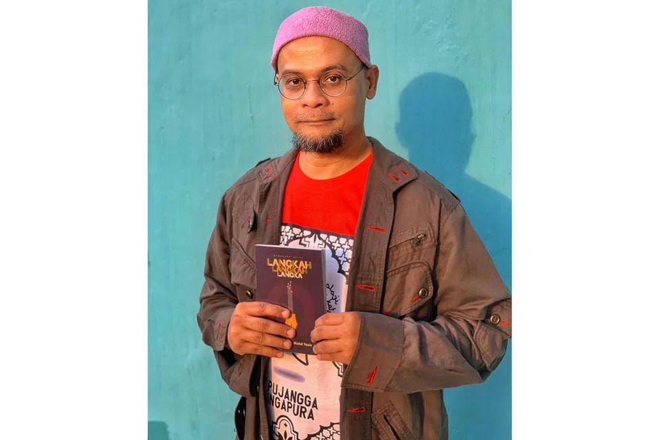 KUMPULAN PUISI PERTAMA KHAIR: Selepas hampir berpuluh-puluh tahun berkecimpung sebagai penulis lirik, akhirnya Khair hadir dengan buku Langkah-Langkah Langka. Diterbitkan pada 2019 oleh syarikat Unggun Creative, buku ini mengandungi 52 puisi yang berada pada tahap tersendiri. - Foto ihsan MOHD KHAIR MOHD YASIN