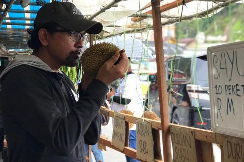 CUBA DURIAN: Penulis sempat membeli durian di pasar tani Tanah Rata, Cameron Highlands. - Foto ihsan ZAIDI YACOB