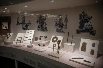 ARTIFAK PAMERAN: Antara artifak yang dipamerkan termasuk termasuk topeng yang diukir halus, tongkat berukir yang dipercayai digunakan semasa zaman purba dan senjata yang dikebumikan dengan haiwan korban yang berpakaian seperti dewa dan pahlawan.