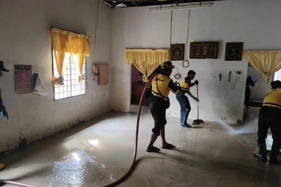 Relawan Universiti Sultan Zainal Abidin di Terengganu membantu membersihkan kediaman mangsa banjir yang diselaputi lumpur akibat banjir.