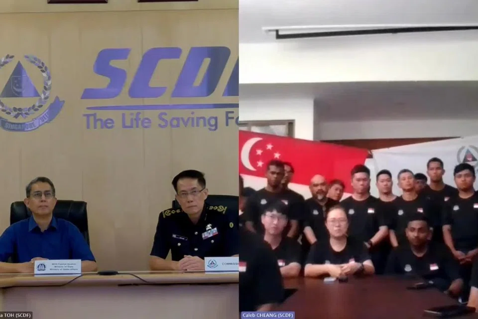Menteri Negara (Ehwal Dalam Negeri merangkap Pembangunan Negara), Profesor Madya Dr Muhammad Faishal Ibrahim (kiri) bertanyakan kesejahteraan kontinjen Operasi Lionheart (OLH) Pasukan Pertahanan Awam Singapura (SCDF) melalui panggilan maya di ibu pejabat SCDF pada 4 April. Beliau ditemani Pesuruhjaya SCDF, Encik Eric Yap (dua dari kiri). 