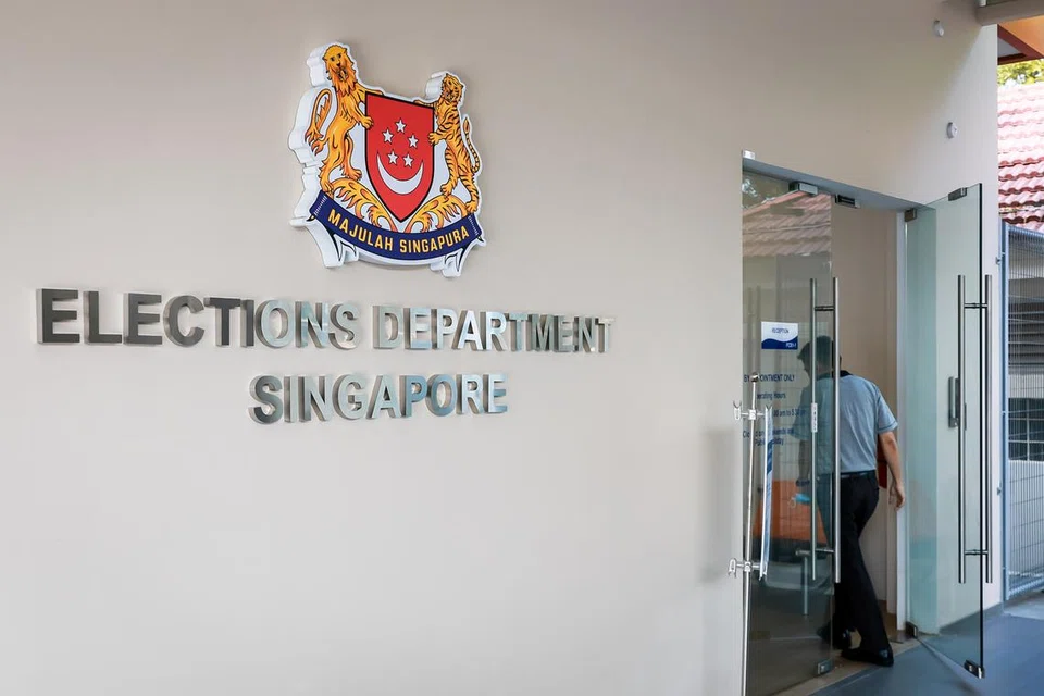 LAYAK BERTANDING: Mantan ketua pegawai pelaburan GIC Encik Ng Kok Song, 75 tahun, mantan Menteri Kanan Encik Tharman Shanmugaratnam, 66 tahun, dan mantan ketua pegawai eksekutif NTUC Income Encik Tan Kin Lian, 75 tahun, telah diberikan Sijil Kelayakan oleh Jawatankuasa Pilihan Raya Presiden (PEC), menurut kenyataan Jabatan Pilihan Raya (ELD) yang dikeluarkan pada Jumaat.