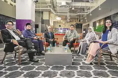 PERLUKAN PERBINCANGAN TERBUKA: Sesi dialog anjuran Berita Harian (BH) membincangkan isu berkaitan pemansuhan Seksyen 377A. Anggota panel terdiri daripada (dari kiri) pemilik firma guaman A. Rohim Noor Lila LLP, Encik Abdul Rohim Sorip; Timbalan Pengarah Pejabat Mufti, Ustaz Irwan Hadi Mohd Shuhaimy; Menteri Bertanggungjawab bagi Ehwal Masyarakat Islam, Encik Masagos Zulkifli Masagos Mohamad; Naib Presiden Persatuan Ulama dan Guru-Guru Agama Islam Singapura (Pergas), Ustazah Kalthom Muhammad Isa; dan Presiden Persatuan Pemudi Islam Singapura (PPIS), Cik Hazlina Abdul Halim. Moderator perbincangan itu ialah Penolong Kepada Editor Berita Harian/Minggu, Encik Nazri Hadi Saparin. - Foto BM oleh NUR DIYANA TAHA