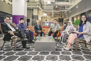 PERLUKAN PERBINCANGAN TERBUKA: Sesi dialog anjuran Berita Harian (BH) membincangkan isu berkaitan pemansuhan Seksyen 377A. Anggota panel terdiri daripada (dari kiri) pemilik firma guaman A. Rohim Noor Lila LLP, Encik Abdul Rohim Sorip; Timbalan Pengarah Pejabat Mufti, Ustaz Irwan Hadi Mohd Shuhaimy; Menteri Bertanggungjawab bagi Ehwal Masyarakat Islam, Encik Masagos Zulkifli Masagos Mohamad; Naib Presiden Persatuan Ulama dan Guru-Guru Agama Islam Singapura (Pergas), Ustazah Kalthom Muhammad Isa; dan Presiden Persatuan Pemudi Islam Singapura (PPIS), Cik Hazlina Abdul Halim. Moderator perbincangan itu ialah Penolong Kepada Editor Berita Harian/Minggu, Encik Nazri Hadi Saparin. - Foto BM oleh NUR DIYANA TAHA