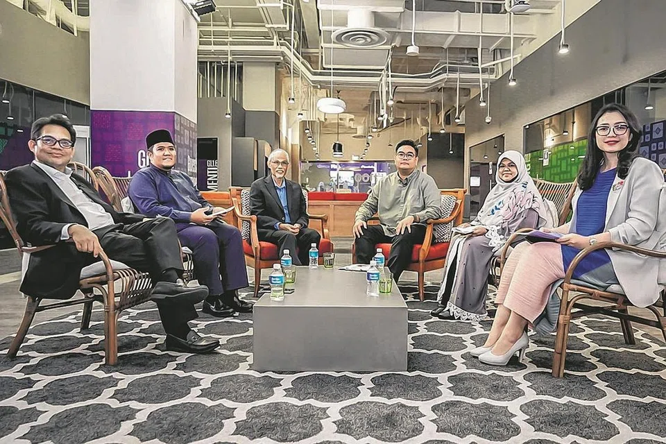PERLUKAN PERBINCANGAN TERBUKA: Sesi dialog anjuran Berita Harian (BH) membincangkan isu berkaitan pemansuhan Seksyen 377A. Anggota panel terdiri daripada (dari kiri) pemilik firma guaman A. Rohim Noor Lila LLP, Encik Abdul Rohim Sorip; Timbalan Pengarah Pejabat Mufti, Ustaz Irwan Hadi Mohd Shuhaimy; Menteri Bertanggungjawab bagi Ehwal Masyarakat Islam, Encik Masagos Zulkifli Masagos Mohamad; Naib Presiden Persatuan Ulama dan Guru-Guru Agama Islam Singapura (Pergas), Ustazah Kalthom Muhammad Isa; dan Presiden Persatuan Pemudi Islam Singapura (PPIS), Cik Hazlina Abdul Halim. Moderator perbincangan itu ialah Penolong Kepada Editor Berita Harian/Minggu, Encik Nazri Hadi Saparin. - Foto BM oleh NUR DIYANA TAHA