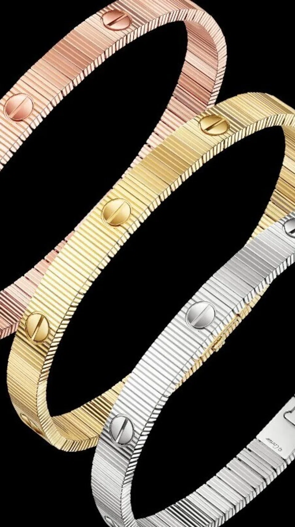 Gelang Cartier ini mengekalkan motif skru ciri khas namun ia mempunyai siluet yang lebih fleksibel dan menawarkan bentuk yang selesa mengikut pergelangan tangan.