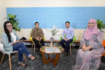 EPISOD TERKINI: The BM Show minggu ini akan berbincang tentang wadah media sosial dan menampilkan dua ustaz milenial ini - Ustaz Fadhly Rosli (dua dari kiri) dan Ustaz Tamliikhaa Khamsani (dua dari kanan) - yang memanfaatkan platform Instagram untuk berdakwah, menyampaikan ilmu dan berniaga. Bersama mereka ialah hos rancangan, (kiri) Irma Kamarudin dan (kanan) Hanim Mohd Salleh. - Foto BH oleh NUR HUMAIRA SAJAT