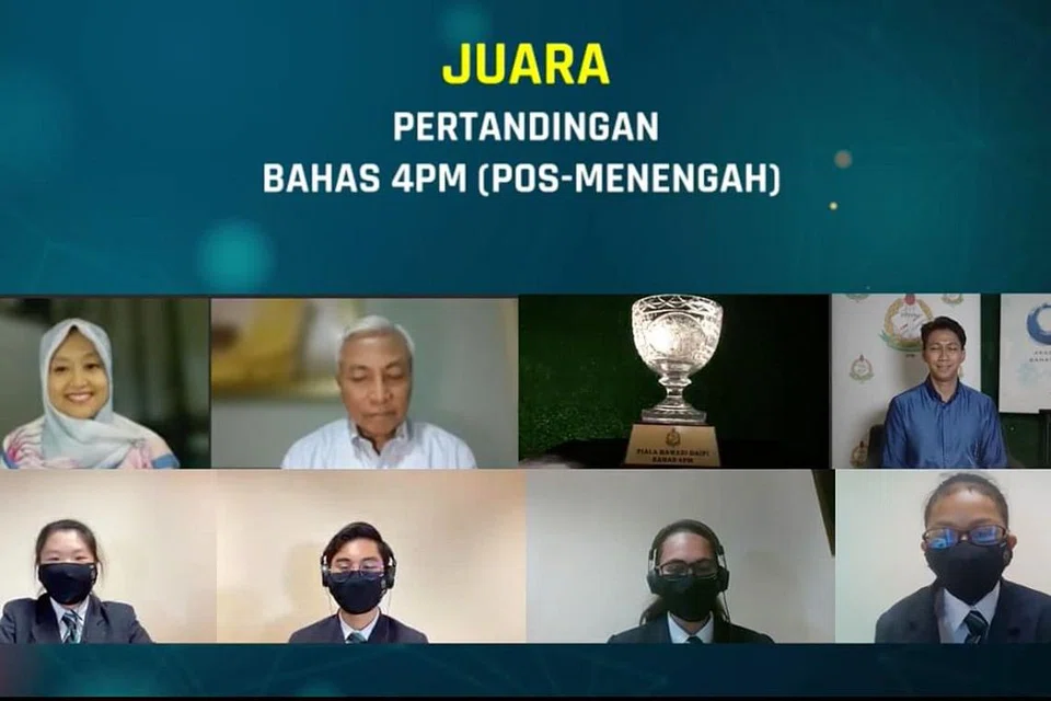 uara Bahas 4PM 2021 bagi kategori pos menengah, yang terdiri daripada (barisan bawah, dari kiri) Nyx Audrey Angelo Iskandar, Naufal Aiman Jasni, Eshvinjeet Kaur Jandey Gurujeet Singh dan Nurul Huda Husein, bergambar bersama (barisan atas, dari kiri) Cik Rahayu, Duta Tidak Bermastautin Singapura ke Penguasa Palestin dan Ghana, Encik Hawazi Daipi dan Presiden 4PM Encik Nassar Mohamad Zain di peringkat akhir Bahas 4PM yang diadakan secara maya pada Sabtu. 