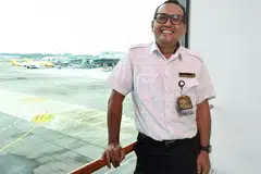 MINAT BERTERUSAN: Encik Ariffin, memutuskan untuk merebut peluang keluar dari zon selesa untuk terus maju dalam kerjayanya.