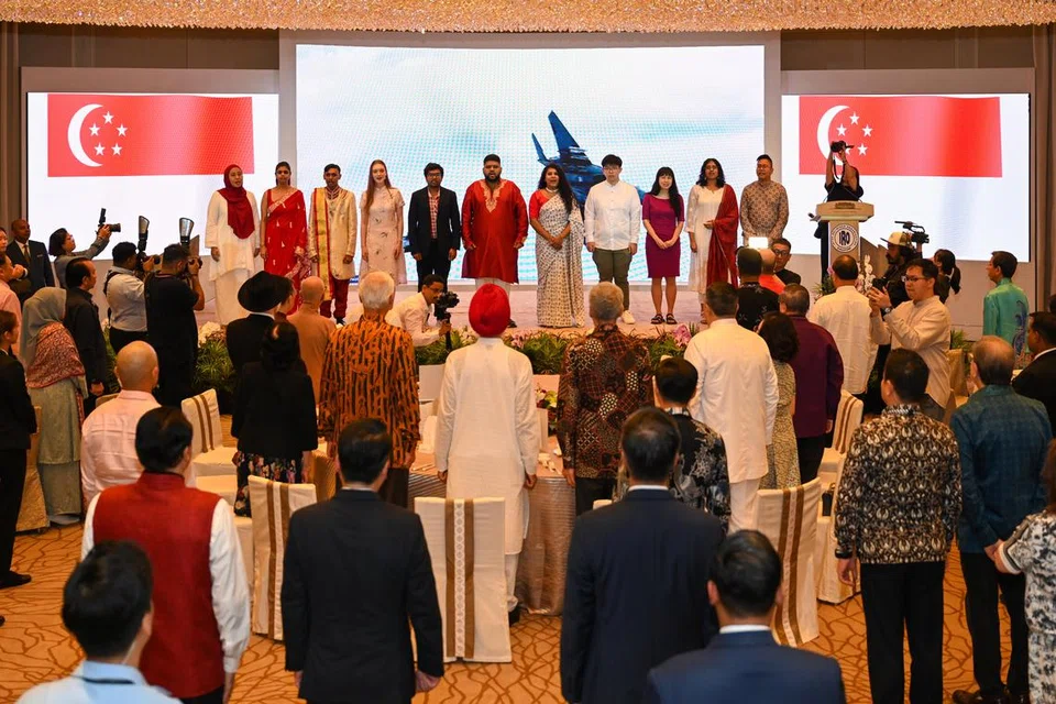 Sayap belia Pertubuhan Antara Agama (IRO) menerajui nyanyian Lagu Kebangsaan semasa Majlis Memperingati Hari Kebangsaan pertubuhan itu pada 22 Ogos di Hotel Fullerton.