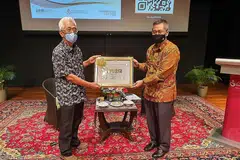 SIRI CENDEKIAWAN LESTARI: Dr Norshahril Saat (kanan) menyampaikan cenderahati sebagai penghargaan kepada Cikgu Maarof Salleh yang menyampaikan ceramahnya berkaitan identiti Melayu Singapura baru-baru ini. sebahagian daripada 'Siri Cendekiawan Lestari' anjuran MHF demi merakamkan pandangan tokoh dan ilmuwan masyarakat setempat. - Foto MHF