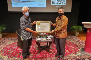 SIRI CENDEKIAWAN LESTARI: Dr Norshahril Saat (kanan) menyampaikan cenderahati sebagai penghargaan kepada Cikgu Maarof Salleh yang menyampaikan ceramahnya berkaitan identiti Melayu Singapura baru-baru ini. sebahagian daripada 'Siri Cendekiawan Lestari' anjuran MHF demi merakamkan pandangan tokoh dan ilmuwan masyarakat setempat. - Foto MHF