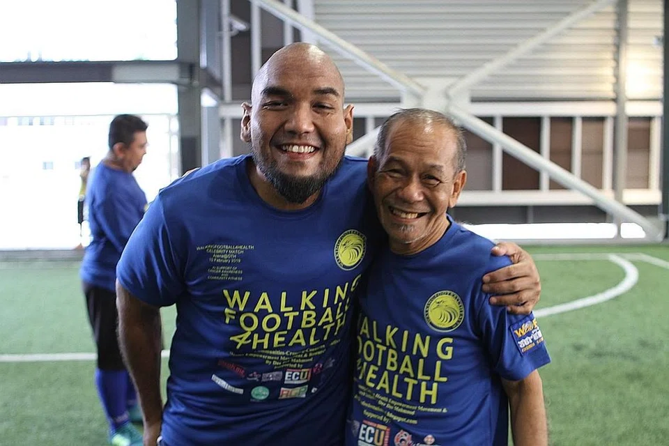 USIA BUKAN PENGHALANG: (dari kiri) Cef Bob bergambar dengan seorang peserta warga emas di acara WalkingFootball4Heath. - Foto INIAZ RAHIM