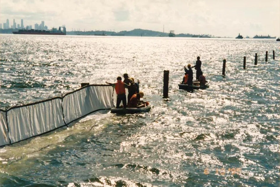 Tabir kelodak dipasangkan di dalam perairan untuk menyekat peningkatan kadar sedimen daripada menjejas kelangsungan  terumbu karang di sekeliling Pulau Semakau. Langkah yang serupa akan diambil di perairan East Coast sepanjang tempoh kerja persediaan bagi projek Long Island.