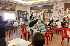 KENALI ALAT BIJAK: Cik Febby Lee, siswi NTU dan pengasas bersama kempen '#CanOneLah!', buat penyampaian ringkas tentang telefon bijak kepada warga emas di bawah pusat kegiatan warga emas Pusat Penjagaan Masyarakat Xin Yuan. - Foto #CANONELAH!