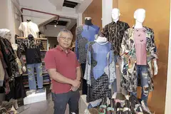 MAJU KE ARAH DIGITAL: Pengasas butik fesyen Ozel, Encik Kamal Abdul Razak (kiri), percaya bahawa pendigitalan dapat meningkatkan produktiviti jenamanya serta memperluas pendekatan kepada lebih ramai pelanggan. - Foto BM oleh IQBAL FAIZAL