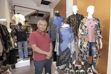 MAJU KE ARAH DIGITAL: Pengasas butik fesyen Ozel, Encik Kamal Abdul Razak (kiri), percaya bahawa pendigitalan dapat meningkatkan produktiviti jenamanya serta memperluas pendekatan kepada lebih ramai pelanggan. - Foto BM oleh IQBAL FAIZAL