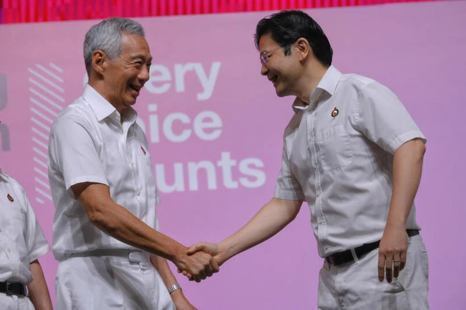 BAKAL AMBIL ALIH: Timbalan Perdana Menteri, Encik Lawrence Wong (kanan) akan mengambil alih pucuk pimpinan Parti Tindakan Rakyat (PAP) daripada Perdana Menteri, Encik Lee Hsien Loong (kiri) sebelum pilihan raya umum akan datang.