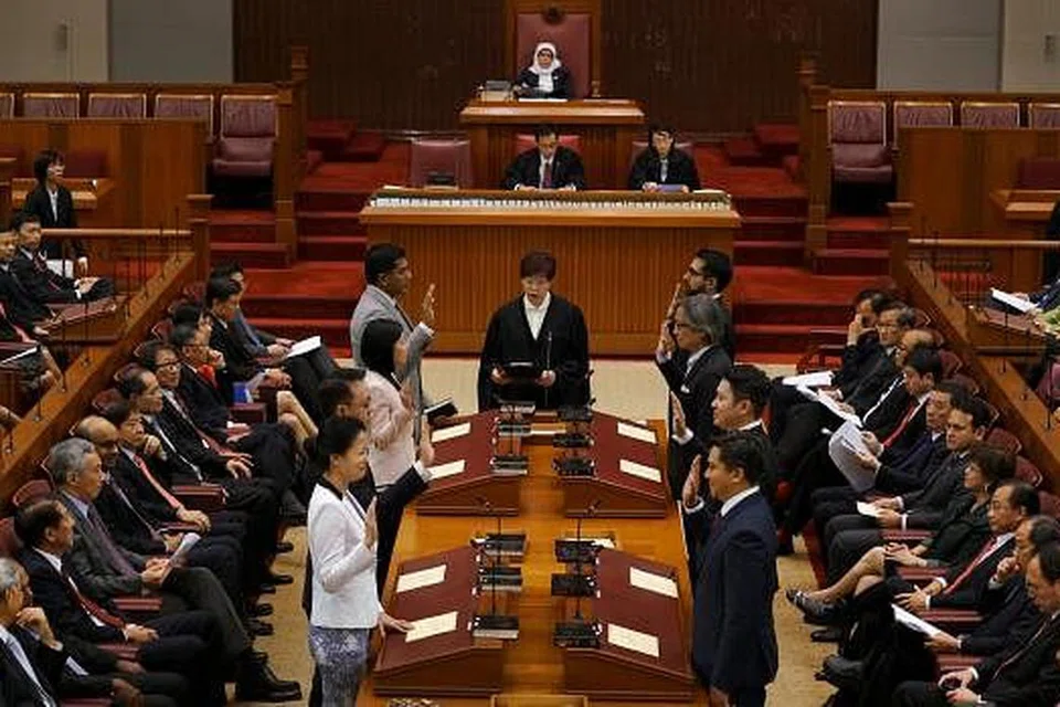 LEMBARAN BARU: Sejumlah 89 Anggota Parlimen mengangkat sumpah semalam. Parlimen ke-13 Singapura dibuka dalam keadaan global yang tidak menentu dan sekitaran dalaman yang mencabar. - Foto MCI