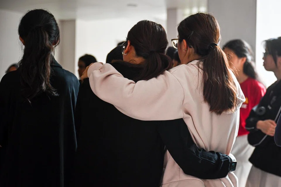 Perasaan hiba menyelubungi rakan sekolah Allahyarhamha Afifah Munirah Muhammad Azril, seorang pelajar Maktab Rendah Temasek dan bekas pelajar Sekolah Menengah Perempuan Cedar, di kolong blok Pasir Ris Street 71 apabila jenazahnya dibawa pulang ke kediaman untuk dimandikan dan dikafankan. 