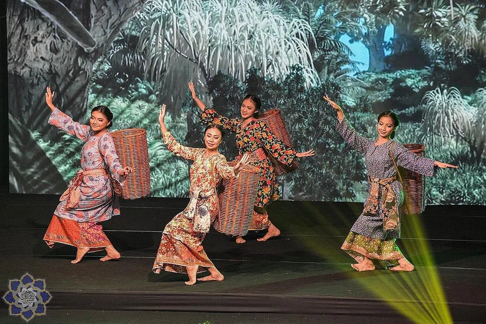 KELEMBUTAN PENARI MENYERLAH : Kumpulan penari Sriwana merupakan antara yang mengambil bahagian dalam program Mesra Berzapin. - Foto SRIWANA