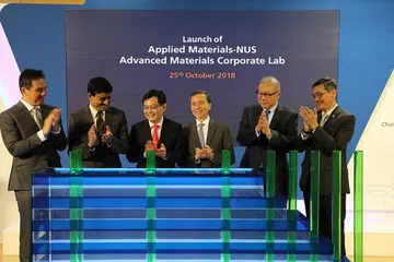MENYOKONG INDUSTRI SEMIKONDUKTOR LANJUTAN: Encik Heng (tiga dari kiri) melancarkan Makmal Korporat antara Applied Materials dengan Universiti Nasional Singapura (NUS) di NUS semalam. - Foto APPLIED MATERIALS-NUS