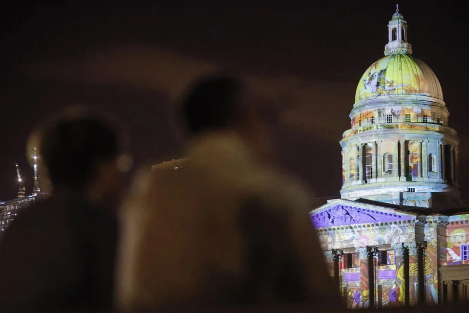 WARNA WARNI: Pesta Light to Night akan diadakan di Marina Bay, Daerah Sivik dan Sungai Singapura bagi mencerminkan sejarah 700 tahun Singapura melalui kisah-kisah yang berkaitkan dengan kawasan Daerah Sivik. - Foto EPA-EFE