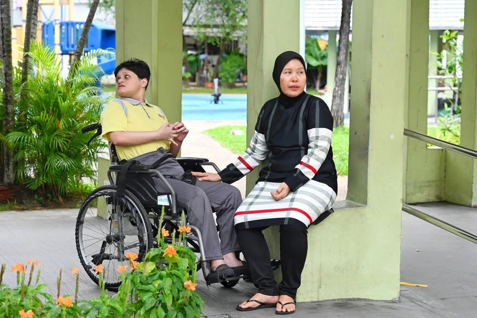 Cik Sukmawati menantikan kedatangan pengangkutan yang menghantar anaknya, Cik Emilia, ke pusat penjagaan siang hari bagi orang kurang upaya.Cik Emilia mengalami kelewatan perkembangan global, atau ‘global developmental delay (GDD)’, dan memerlukan bantuan sepenuhnya untuk kegiatan harian seperti mandi, makan dan berpakaian.