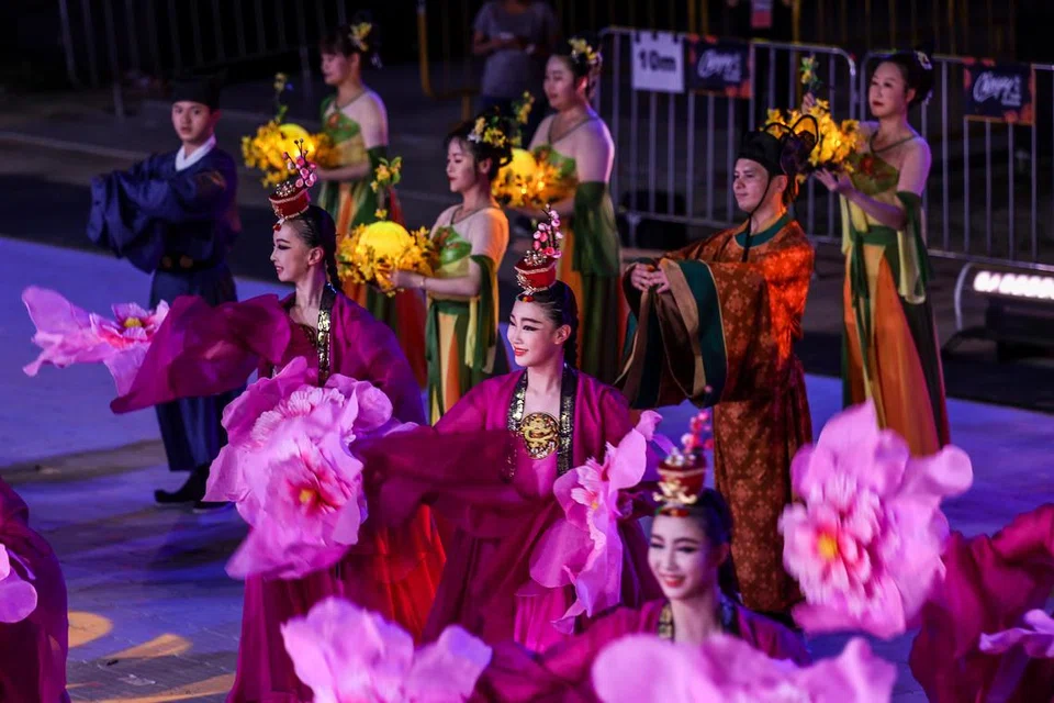 ACARA PENUH WARNA-WARNI: Bertemakan ‘Bunga Mekar’, Perarakan Chingay 2024 menyajikan pelbagai persembahan dan kereta berhias berwarna-warni sempena perayaan Tahun Baharu Cina.