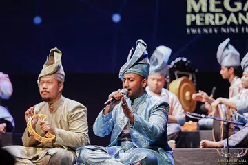 CUBA BUAT TERBAIK: Tok Juara, Encik Muhammad Alkatiri (berbaju biru) dan Tukang Karut, Encik Aidil Akmal (berbaju kelabu) dalam pertandingan akhir Mega Perdana 2019. - Foto SEMANGAT KERIS