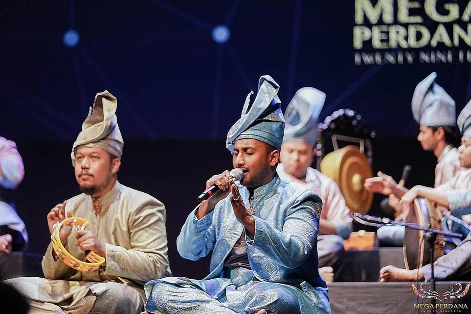 CUBA BUAT TERBAIK: Tok Juara, Encik Muhammad Alkatiri (berbaju biru) dan Tukang Karut, Encik Aidil Akmal (berbaju kelabu) dalam pertandingan akhir Mega Perdana 2019. - Foto SEMANGAT KERIS