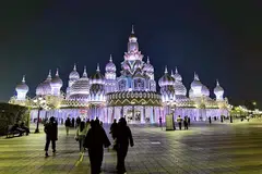 Tarikan Global Village di Dubai bercahaya sewaktu Encik Hasni berkunjung ke sana pada Ramadan 2022.