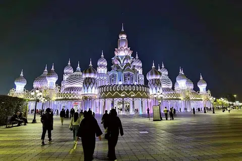 Tarikan Global Village di Dubai bercahaya sewaktu Encik Hasni berkunjung ke sana pada Ramadan 2022.