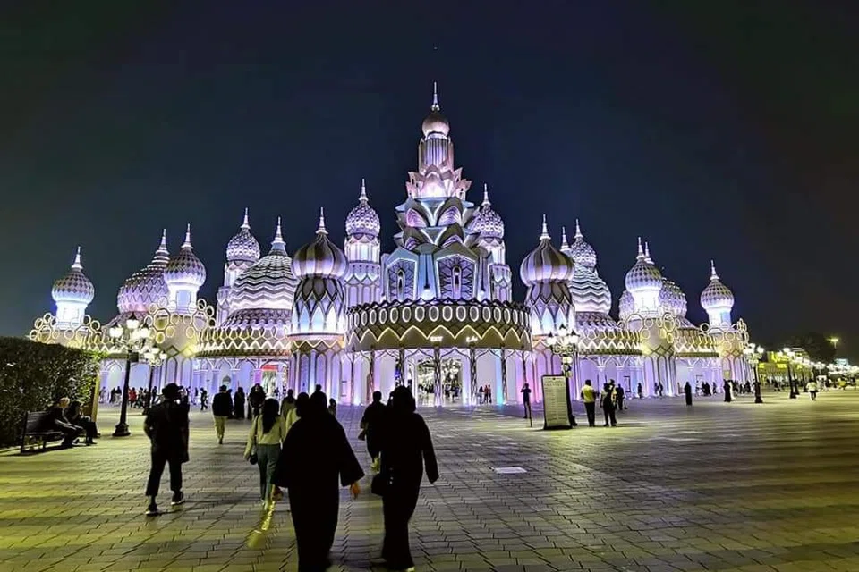 Tarikan Global Village di Dubai bercahaya sewaktu Encik Hasni berkunjung ke sana pada Ramadan 2022.
