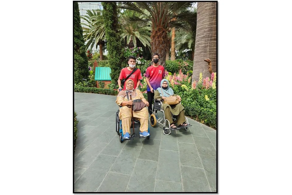 LAWATAN BERSAMA: Golongan warga tua melawat ke Gardens By the Bay anjuran Masjid Hasanah pada 13 Disember lalu bersama sukarelawan belia, ahli pentadbir dan juga Warga Kerja Masjid Hasanah. - Foto-foto MASJID HASANAH