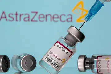 HATI-HATI: Jerman tidak lagi menawarkan dua dos vaksin AstraZeneca (gambar atas) kepada warga di bawah 60 tahun kerana prihatin akan adanya kaitan dengan kes darah beku yang jarang berlaku, sedang pihak berkuasa kesihatan Amerika Syarikat kelmarin mengesyorkan pemberian suntikan vaksin Johnson & Johnson (J&J) ditangguhkan sementara. - Foto REUTERS