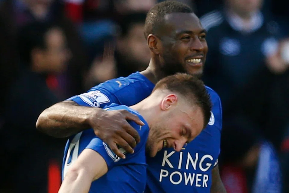 KEMBALI MENYENGAT: Penyerang Leicester, Jamie Vardy (kanan), mendapat ucapan tahniah daripada rakan sepasukan, Wes Morgan, selepas menyumbatkan kededua gol semasa kemenangan ke atas Sunderland. - Foto-foto REUTERS