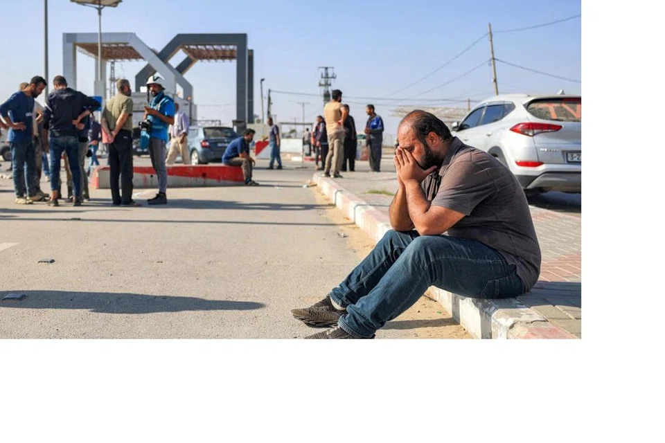 TUNGGU PELUANG SEBERANG SEMPADAN: Seorang lelaki resah menunggu di hadapan gerbang lintasan Rafah untuk ke Mesir, pada 3 November 2023.