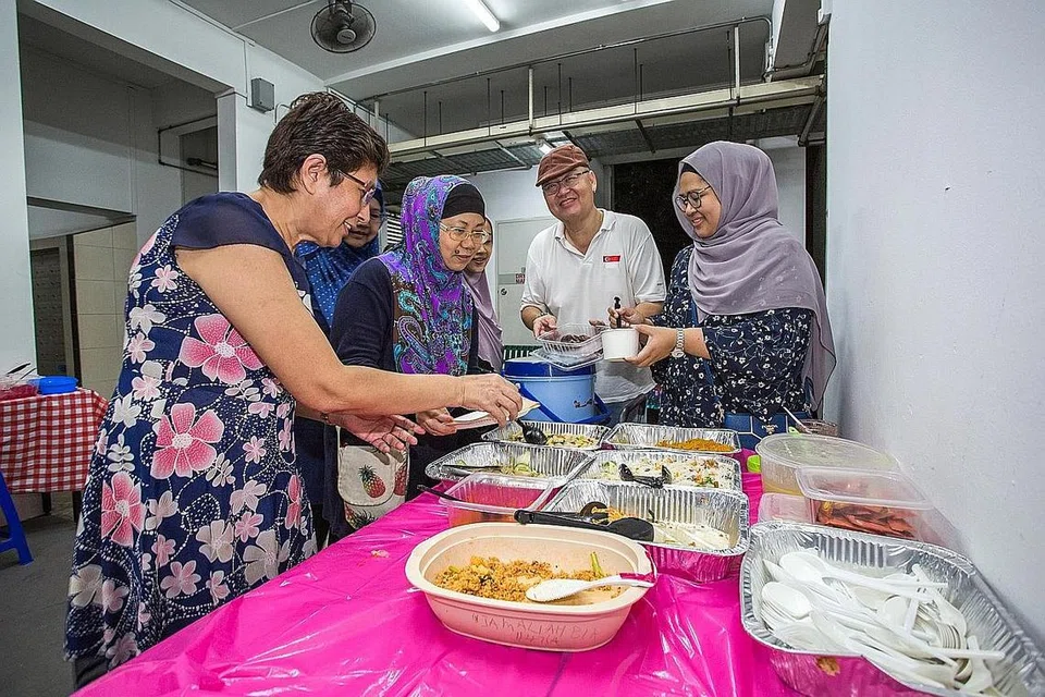 SEDIAKAN MAKANAN: Cik Rosiah Hussen (dua dari kiri) berganding bahu dengan beberapa penduduk di kejiranannya untuk menyediakan jamuan iftar kepada sesiapa yang berminat. - Foto BH ZALEHA ABDUL KADER